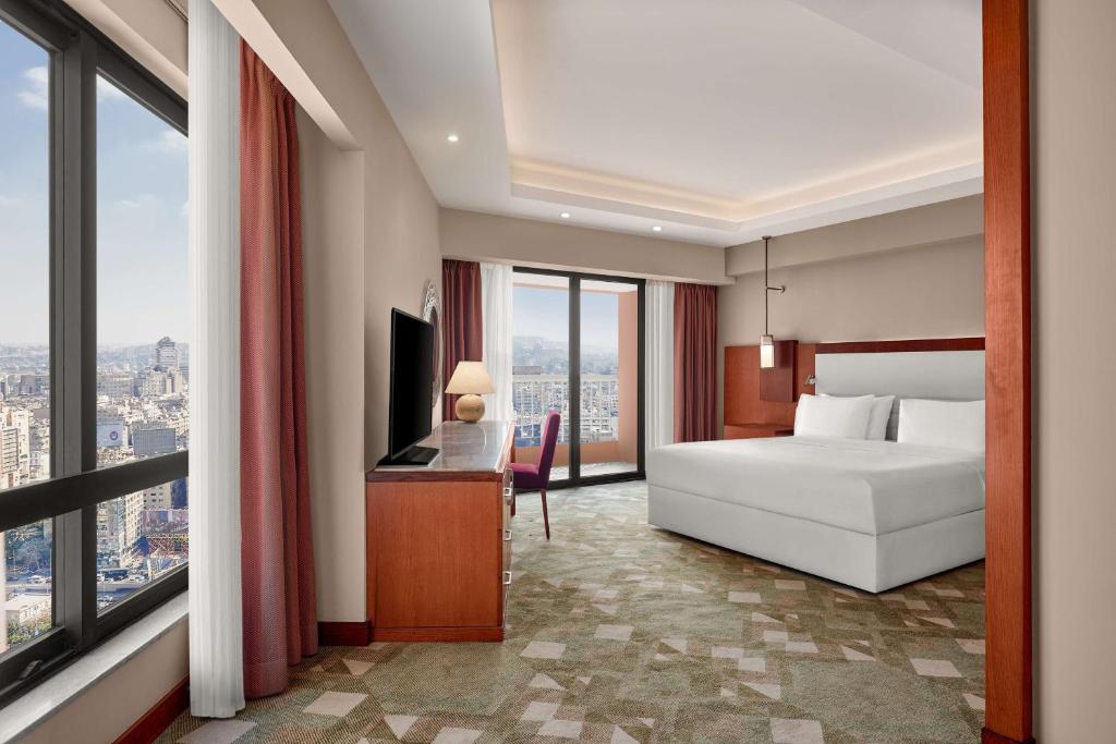 Deluxe King Room with City View